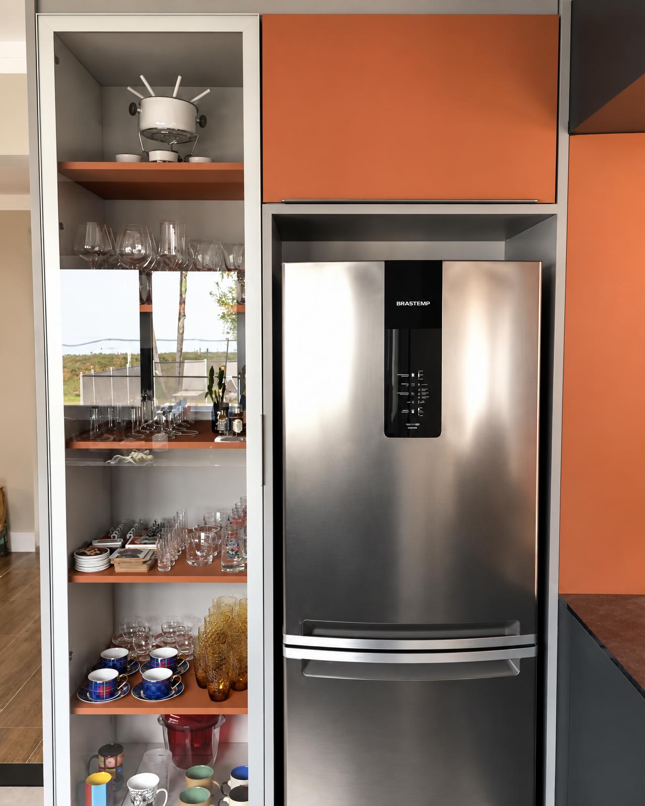 Marcenaria em cinza e terracota com refrigerador e cristaleira