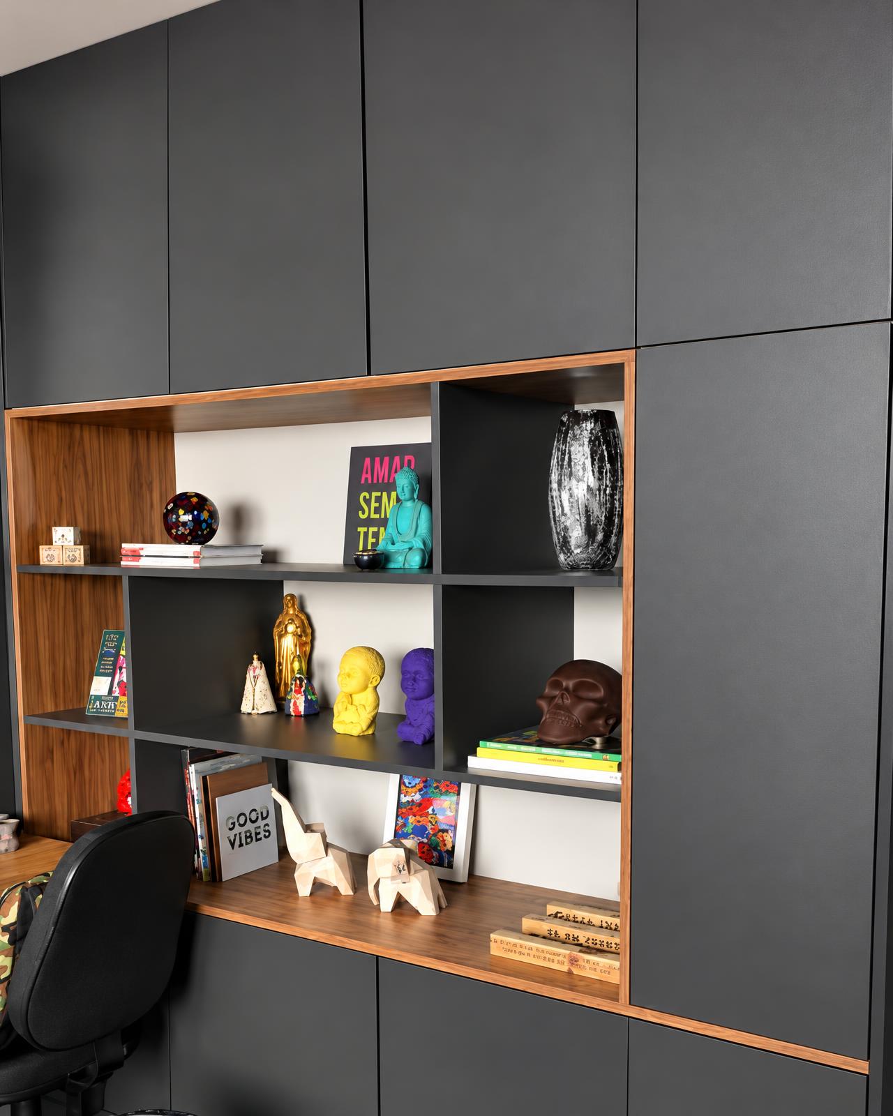 Home office com armários cinza e nichos em madeira